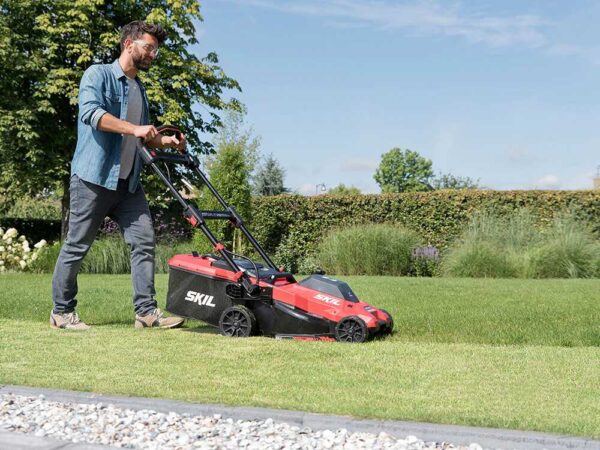 PROMO - Skil 0140 BA - Tondeuse à gazon à batterie - 2x20V/4ah - Coupe 43 cm