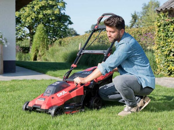 PROMO - Skil 0140 BA - Tondeuse à gazon à batterie - 2x20V/4ah - Coupe 43 cm