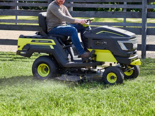 RYOBI RY72TMX117-310 - Tracteur tondeuse à batterie - 72V / 3x10Ah