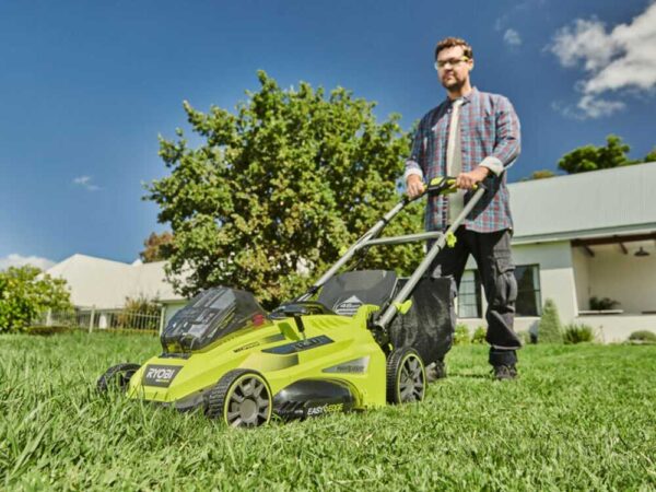 Tondeuse à batterie RYOBI RLM36X46H50PG - MAX POWER 36V - 5Ah - bac de 45 l - coupe de 46 cm