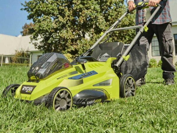 Tondeuse à batterie RYOBI RLM36X46H50PG - MAX POWER 36V - 5Ah - bac de 45 l - coupe de 46 cm
